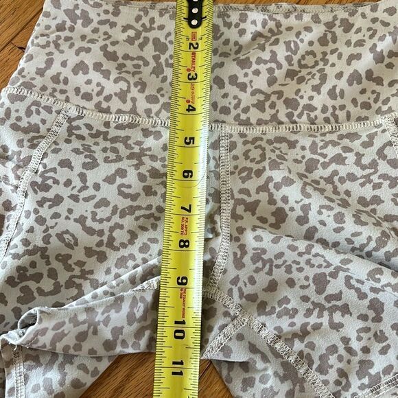 Evolution and Creation Women size small biker yoga shorts Cream tan pockets - Picture 4 of 6